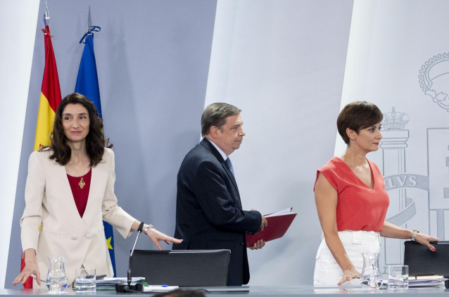 (I-D) La ministra de Justicia, Pilar Llop; el ministro de Agricultura, Pesca y Alimentación, Luis Planas; y la ministra Portavoz, Isabel Rodríguez, tras el Consejo de Ministros celebrado en Moncloa, a 19 de julio de 2022, en Madrid (España).