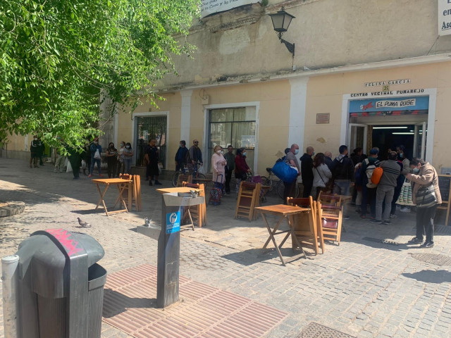 Archivo - Cola de personas que acuden al comedor social de la Casa del Pumarejo.