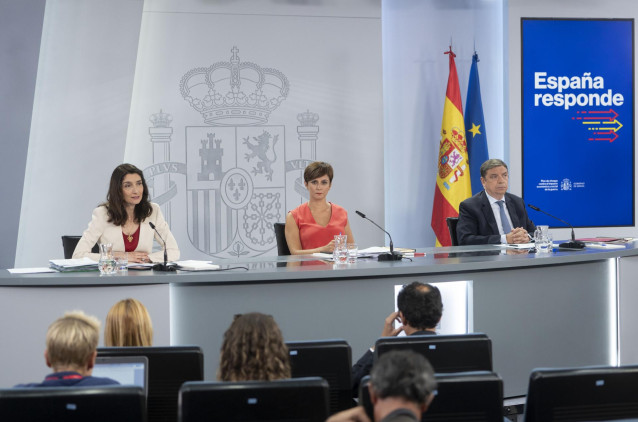 La ministra de Justicia, Pilar Llop; la ministra Portavoz, Isabel Rodríguez; y el ministro de Agricultura, Pesca y AlimPlanas, ofrecen una rueda de prensa tras el Consejo de Ministros celebrado en Moncloa, a 19 de julio de 2022, en Madrid (España).