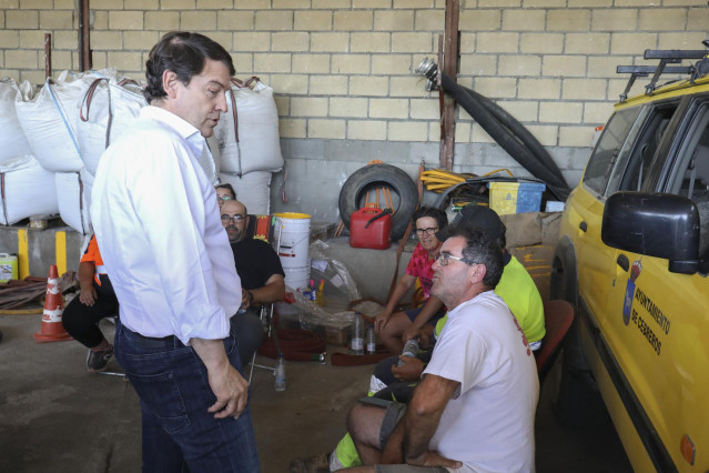 El presidente de la Junta de Castilla y León, Alfonso Fernández Mañueco (i), conversa con trabajadores durante su visita a Cebreros, a 19 de julio de 2022, en Cebreros, Ávila, Castilla y León (España). El incendio forestal declarado en Cebreros ha obligad