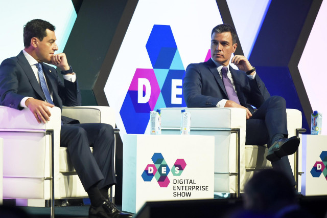 Archivo - El presidente del Gobierno, Pedro Sánchez, y el presidente de la Junta de Andalucía, Juanma Moreno.