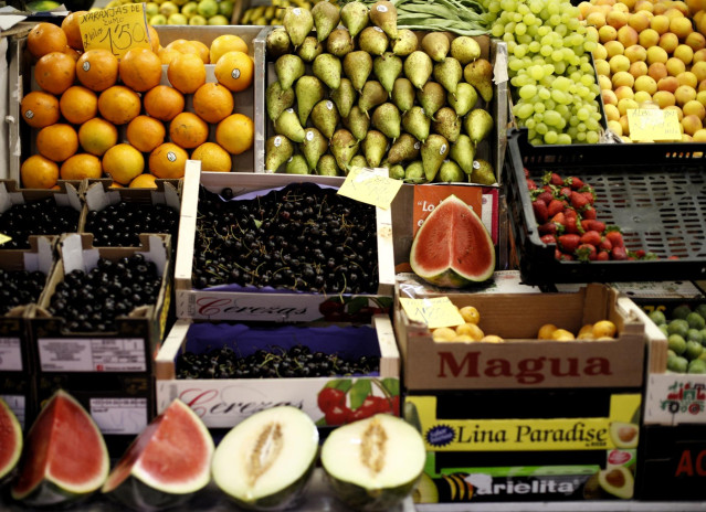 Archivo - Frutas en un mercado