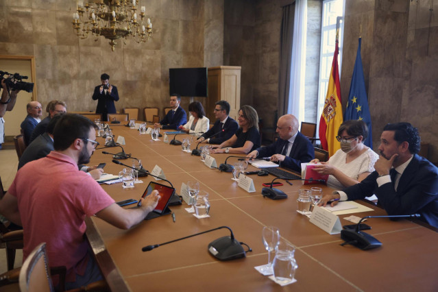 La vicepresidenta y ministra para la Transición Ecológica y el Reto Demográfico, Teresa Ribera (4i), preside la reunión con grupos parlamentarios para la elaboración de un plan ante posibles cortes de gas por parte de Rusia en la UE