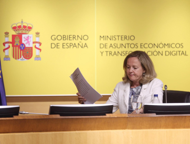 La vicepresidenta primera y ministra de Asuntos Económicos y Transformación Digital, Nadia Calviño, responde a los medios tras la cuarta reunión de la Conferencia Sectorial para la Mejora Regulatoria y el Clima de Negocios en la sede ministerial, a 18 de