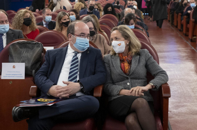 Archivo - La vicepresidenta primera del Gobierno y ministra de Asuntos Económicos y Transformación Digital, Nadia Calviño, y el ministro de Cultura y Deporte, Miquel Iceta, en la presentación del proyecto `Spanish Screenings XXL´ el pasado enero