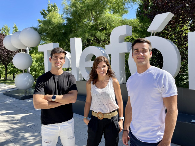 De izquierda a derecha el co-consejero delegado de Gamium, Alberto Rosas, la directora de Wayra Barcelona, Marta Antúnez, y el coconsejero delegado de Gamium,  Alejandro Rosas.