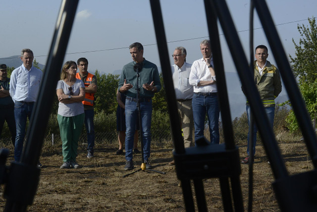El presidente del Gobierno, Pedro Sánchez, comparece tras la visita del Puesto de Mando Avanzado de Viloira, a 19 de julio de 2022, en Alixo, El Barco de Valdeorras, Ourense