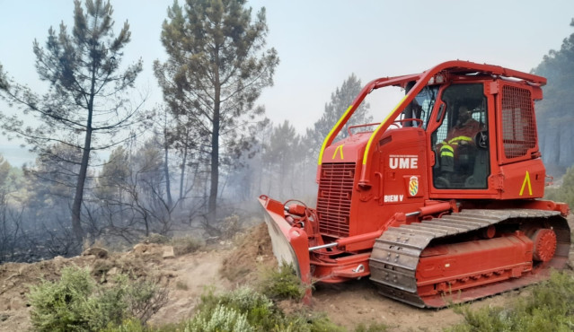 Archivo - Maquinaria de la UME trabaja en el incendio de la Sierra de la Culebra.