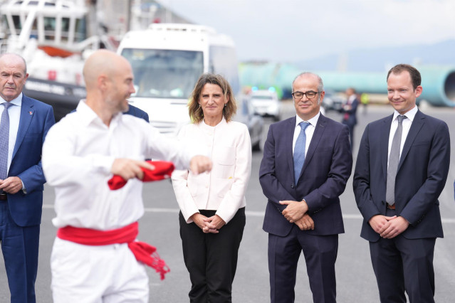 La ministra para la Transición Ecológica y el Reto Demográfico, Teresa Ribera, visita en el Puerto de Bilbao el proyecto 