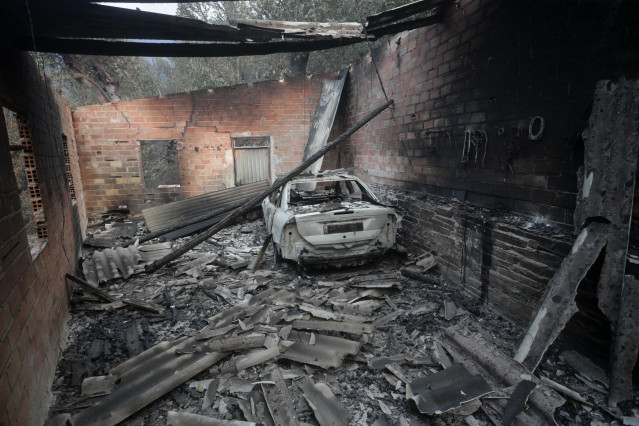 Interior de un garaje y un coche quemados por el incendio de Folgoso do Courel, a 18 de julio de 2022, Lugo