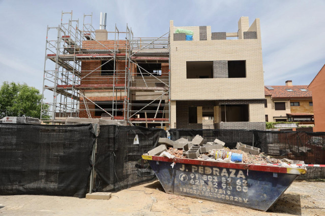 Archivo - Fachadas de viviendas en construcción