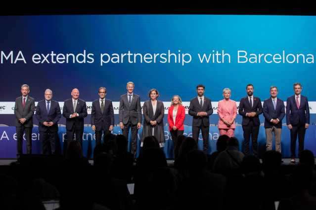 Foto posterior a la rueda de prensa de presentación del acuerdo de extensión del Mobile World Congress (MWC) en Barcelona hasta 2030