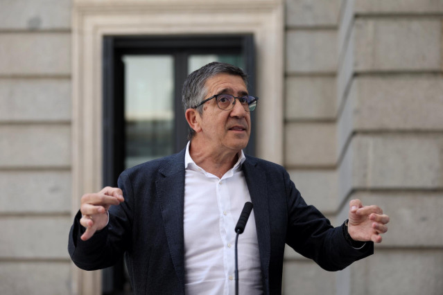 El presidente de la comisión del PSOE, Patxi López, responde a los medios en las inmediaciones de un pleno extraordinario en el Congreso de los Diputados, a 13 de julio de 2022, en Madrid (España).