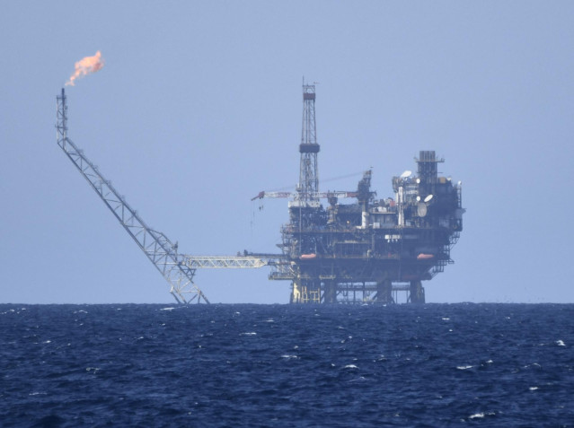 Archivo - Imagen de una plataforma de gas y petróleo frente a la costa de Libia en el Mediterráneo Central en la zona de Bahr Essalam Gas Field y Bouri Oilfiield.