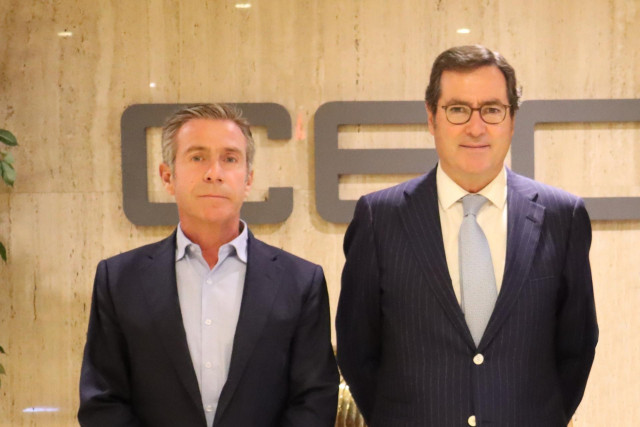 El secretario general de FECE, Alfredo Gosálvez, y el presidente de la CEOE, Antonio Garamendi