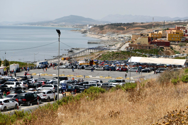 Largas filas de coches en la zona de embolsamiento de Loma Colmenar para pasar por la frontera del Tarajal, de Ceuta a Marruecos, a 4 de julio de 2022, en Ceuta, (España).