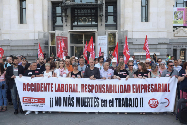 La secretaria general de CCOO de Madrid, Paloma López (5i); el secretario general de CCOO, Unai Sordo (6i); y el de UGT, Pepe Álvarez (7i); se concentran con motivo del fallecimiento de dos trabajadores por la ola de calor .