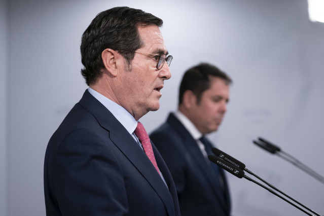 Archivo - El presidente de la CEOE, Antonio Garamendi (i), y el presidente de Cepyme y vicepresidente de la CEOE, Gerardo Cuerva, intervienen en una rueda de prensa posterior a una reunión con el Gobierno, en el Complejo de la Moncloa, a 7 de marzo de 202