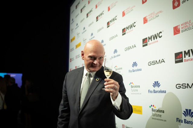 El ceo de la asociación GSM (GSMA), John Hoffman, brinda durante la firma de un acuerdo para celebrar el Mobile World Congress (MWC) hasta 2030 en Barcelona, en la Fira de Barcelona, a 20 de julio de 2022, en Barcelona, Catalunya (España).