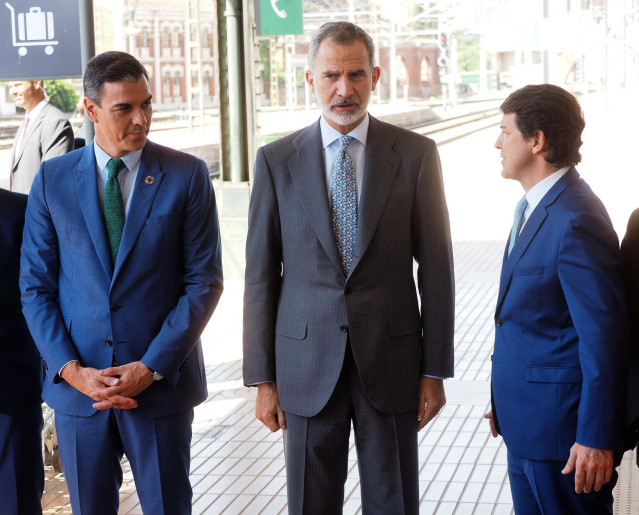 (I-D) El presidente del Gobierno de España; Pedro Sánchez, el Rey Felipe VI; y el presidente Castilla y León, Alfonso Fernández Mañueco; juntos durante la inauguración de la Línea de Alta Velocidad Madrid-Burgos.