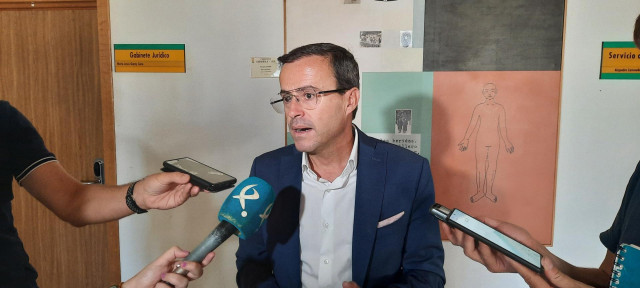 El alclalde de Villanueva de la Serena, Miguel Ángel Gallardo, atiende a los medios
