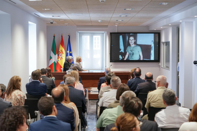 Marimar Blanco y Florencia Domínguez en la inauguración en Vitoria de la exposición en memoria de Miguel Ángel Blanco