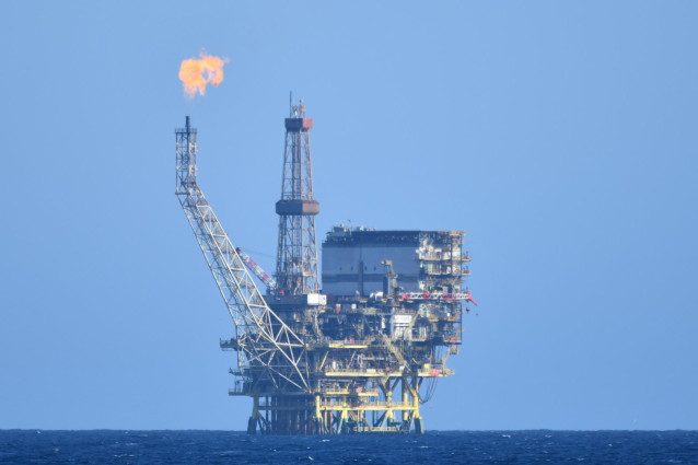 Archivo - Una plataforma de gas y petróleo frente a la costa de Libia en el Mediterráneo Central en la zona de Bahr Essalam Gas Field y Bouri Oilfiield, a 25 de febrero de 2022, en Libia.  Estás plataformas de Gas Natural conectan el suministro energético