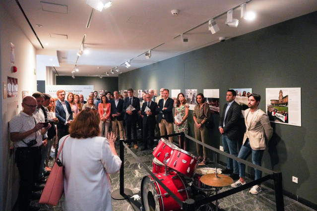 El presidente del PP vasco, Carlos Iturgaiz, en la inauguración de la exposición 'La voz de las manos blancas' de la Fundación Miguel Ángel Blanco en el Centro Memorial Víctimas del Terrorismo de Vitoria
