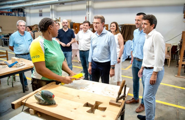 El presidente del PP, Alberto Núñez Feijóo, (centro), visita junto al presidente del PPCV, Carlos Mazón (d), el Centro Mambré de València