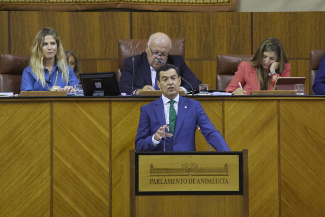 El presidente en funciones de la Junta de Andalucía, Juanma Moreno, realiza la réplica a la portavoz del grupo parlamentario Por Andalucía, Inmaculada Nieto, durante la segunda jornada del debate de investidura del presidente de la Junta de Andalucía de l