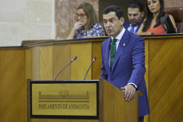 El presidente en funciones de la Junta de Andalucía, Juanma Moreno, realiza la réplica a la portavoz del grupo parlamentario Por Andalucía, Inmaculada Nieto, durante la segunda jornada del debate de investidura del presidente de la Junta de Andalucía de l