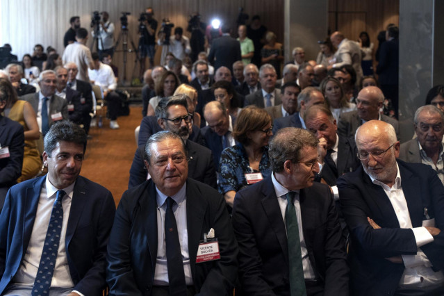 (I-D) El presidente de la Diputación de Alicante, Carlos Mazón; el presidente de la Asociación Valenciana de Empresarios (AVE), Vicente Boluda; el presidente del Partido Popular, Alberto Núñez Feijóo, y el presidente de Mercadona, Juan Roig, juntos en el