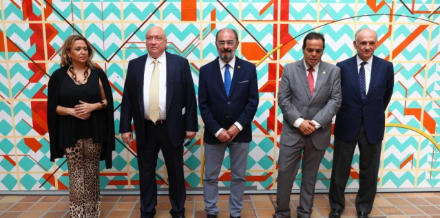 La consejera de Presidencia de Aragón, Mayte Pérez, el presidente de la CCAA, Javier Lambán, el presidente de Forestalia, Fernando Samper, el presidente de Bruc, Juan Béjar, y el alcalde de Andorra, Antonio Amador, dan a conocer los nuevos proyectos.