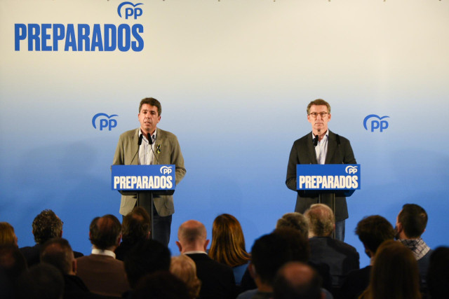 Archivo - El presidente de la Xunta, y precandidato a la Presidencia del Partido Popular, Alberto Núñez Feijóo (d), y el presidente del PPCV, Carlos Mazón, comparecen en un encuentro con simpatizantes del partido, en el MuVIM - Museo Valenciano de la Ilus