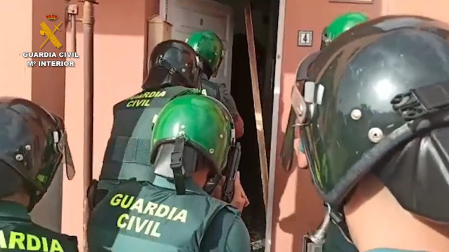 Agentes de la Guardia Civil en la operación contra la banda juvenil Dominican Don´t Play en Fuerteventura
