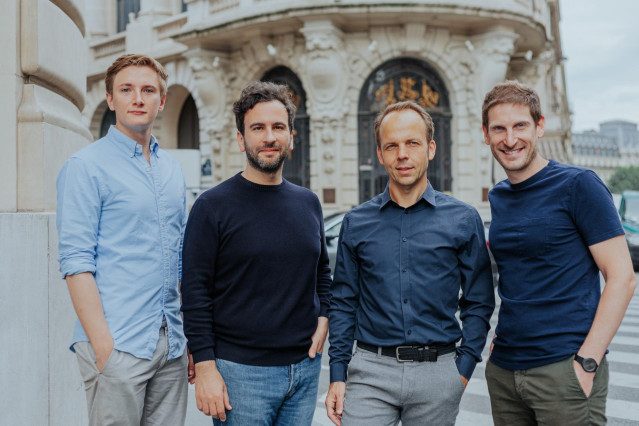De izquierda a derecha: Lukas Zörner, cofundador de Penta, Steve Anavi, cofundador de Qonto, Markus Pertlwieser, director general de Penta, y Alexandre Prot, cofundador de Qonto.