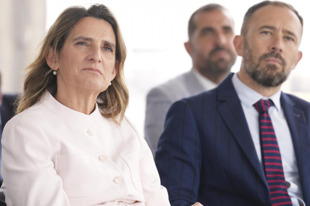 La vicepresidenta tercera del Gobierno y ministra para la Transición Ecológica y el Reto Demográfico, Teresa Ribera, y el delegado del Gobierno en el País Vasco, Denis Itxaso, durante el bautizo de la plataforma eólica marina flotante DemoSATH en Punta So
