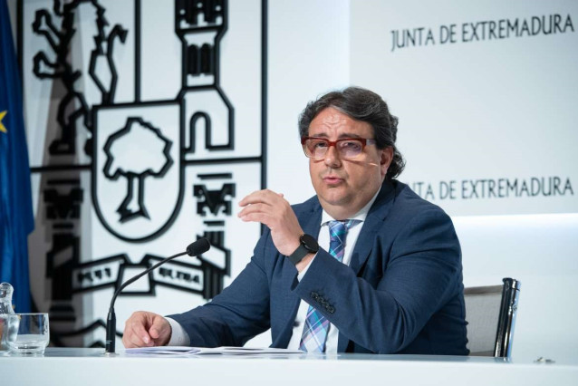 El vicepresidente segundo y consejero de Sanidad y Servicios Sociales de la Junta de Extremadura, José María Vergeles, en rueda de prensa en Mérida