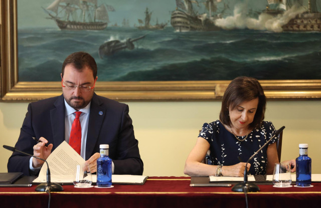 La ministra de Defensa, Margarita Robles, y el presidente del Principado de Asturias, Adrián Barbón, durante la firma de un Protocolo que afecta a la reordenación urbanística y puesta en valor de la Fábrica de Armas de Oviedo en el Ministerio de Defensa,