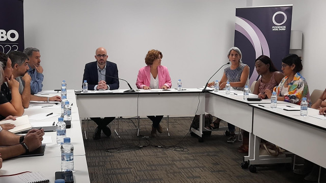 El secretario de Estado de Derechos Sociales, Nacho Álvarez, junto a la coordinadora general de Podemos Euskadi, Pilar Garrido