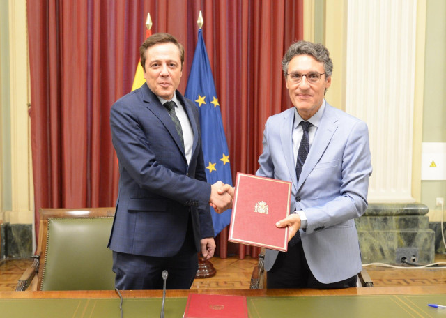 El secretario general de Agricultura y Alimentación, Fernando Miranda y el consejero delegado de Enisa, José Bayón, firman acuerdo de colaboración