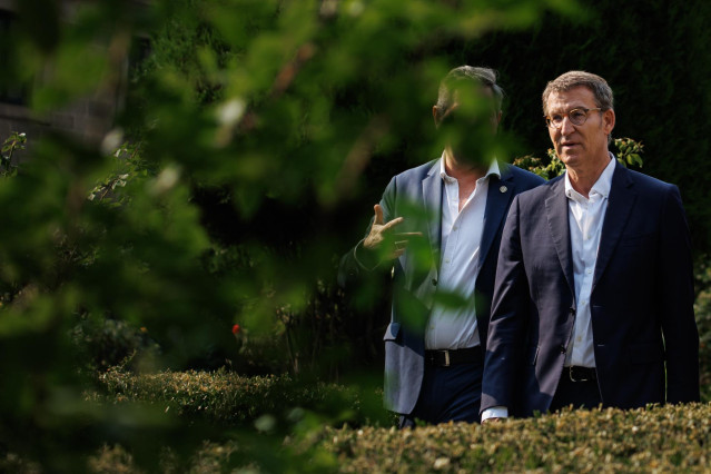 El presidente del PP, Alberto Núñez Feijóo (d), a su llegada al curso ‘Fortalecer Europa con una alternativa para la mayoría’, a 13 de julio de 2022, en San Lorenzo de El Escorial, Madrid (España).