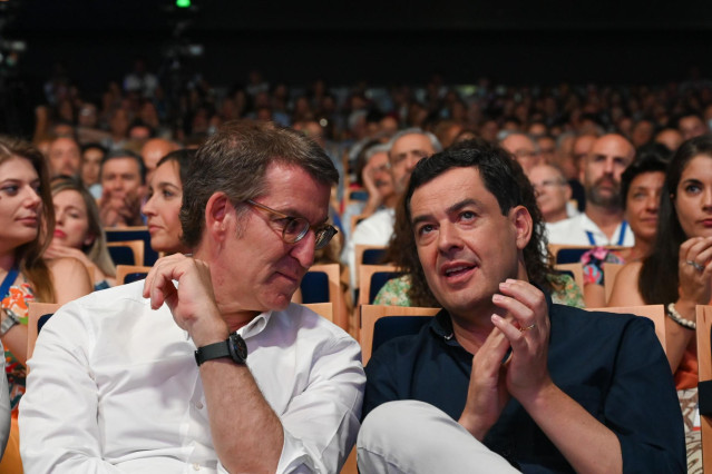 El presidente del Partido Popular, Alberto Núñez Feijóo (i), y el presidente de la Junta de Andalucía y del PP andaluz, Juanma Moreno (d), en una imagen de archivo.