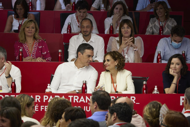 El presidente del Gobierno, Pedro Sánchez; y la ministra de Hacienda y Función Pública, María Jesús Montero (2d); hablan durante un Comité Federal del PSOE en la sede del partido, a 23 de julio de 2022, en Madrid (España).