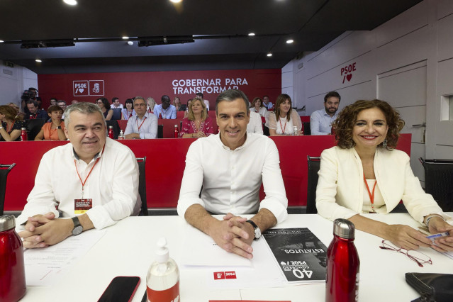 (I-D) El secretario de Organización del partido socialista, Santos Cerdán; el presidente del Gobierno, Pedro Sánchez; y la ministra de Hacienda y Función Pública, María Jesús Montero; durante un Comité Federal del PSOE en la sede del partido, a 23 de juli