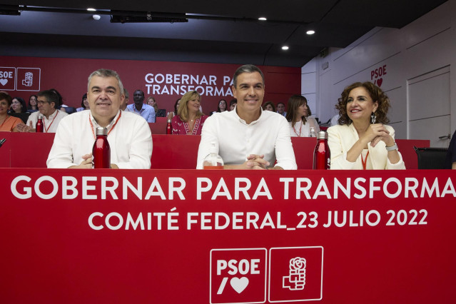 (I-D) El secretario de Organización del partido socialista, Santos Cerdán; el presidente del Gobierno, Pedro Sánchez; y la ministra de Hacienda y Función Pública, María Jesús Montero; durante un Comité Federal del PSOE en la sede del partido.