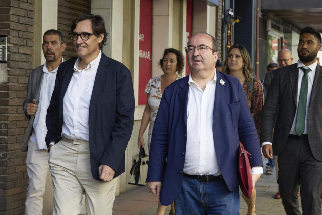 El primer secretario del PSC, Salvador Illa (i), y el ministro de Cultura y Deporte, Miquel Iceta (d), llegan al Comité Federal del PSOE en la sede del partido, a 23 de julio de 2022, en Madrid (España). El Partido Socialista se ha reunido para abordar ho