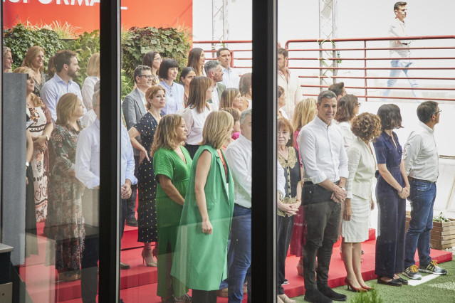 El presidente del Gobierno de España, Pedro Sánchez, en la foto de familia tras el Comité Federal del PSOE en la sede del partido, a 23 de julio de 2022, en Madrid (España). El Partido Socialista se ha reunido para abordar hoy cambios en los grupos parlam