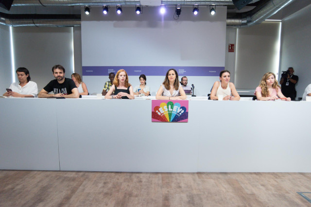 La secretaria de Organización de Podemos, Lilith Verstrynge (3i); la ministra de Derechos Sociales y Agenda 2030, Ione Belarra (4i); la ministra de Igualdad, Irene Montero (5i), y la secretaria de Acción Institucional de Podemos, María Teresa Díez (6i), d