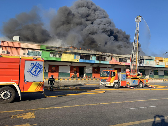 AMP.- Bomberos trabajan para controlar un incendio en una nave de frutas de Mercamadrid